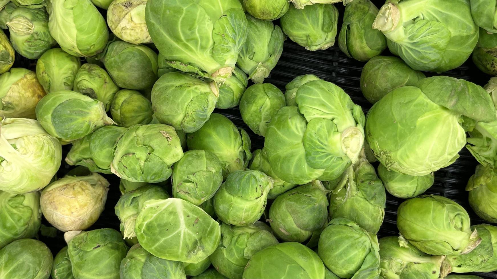 choux de bruxelles fruits verts frais une portion repas sain régime alimentaire snack photo