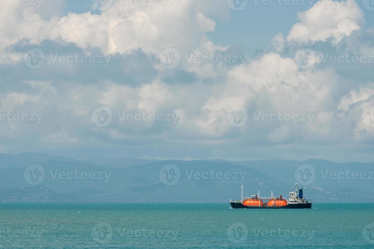 Pétrolier de GPL de gaz de pétrole liquéfié dans la mer photo