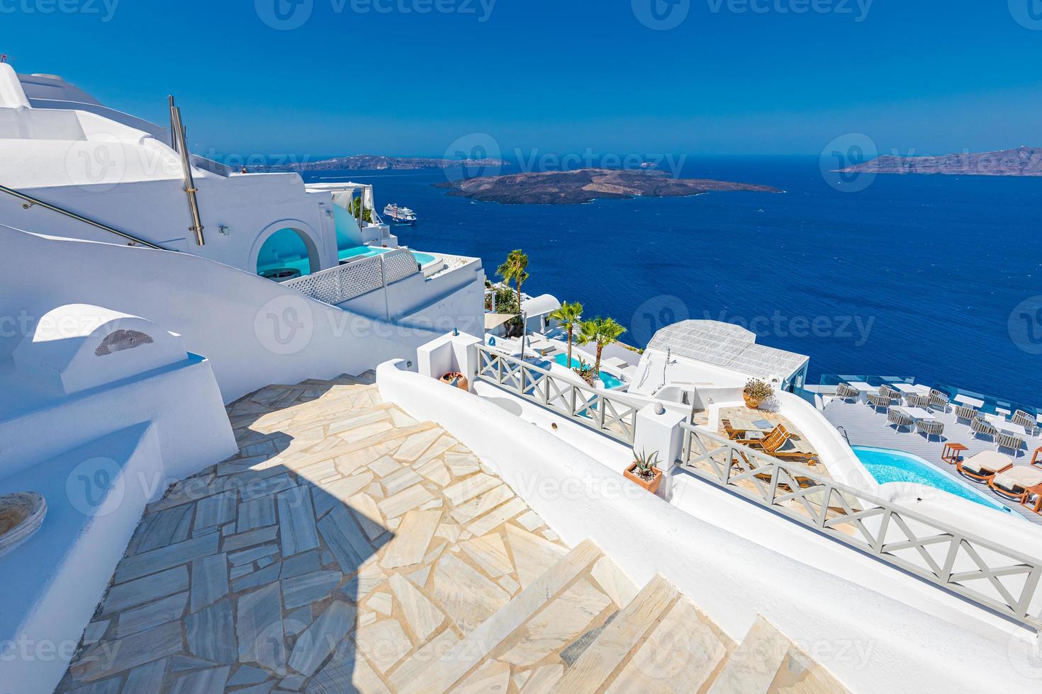 paysage panoramique incroyable, vacances de voyage de luxe. ville d'oia sur l'île de santorin, grèce. maisons blanches traditionnelles et célèbres, vue romantique sur la caldeira, mer Égée photo