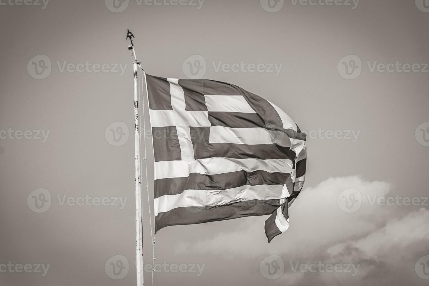 drapeau grec bleu et blanc avec fond de ciel bleu grèce. photo