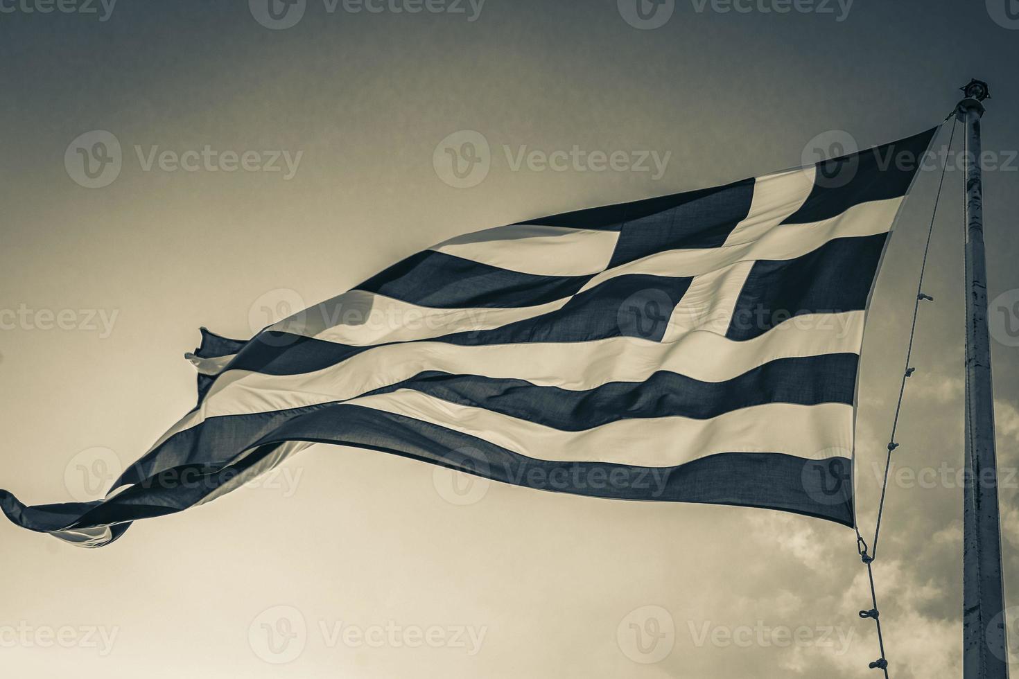 drapeau grec bleu et blanc avec fond de ciel bleu grèce. photo