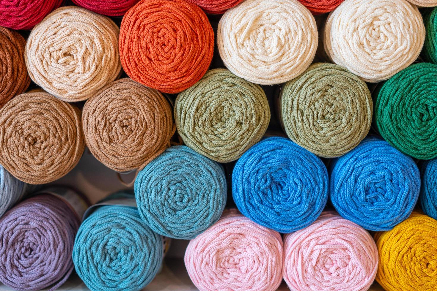 pelotes de laine de différentes couleurs. vue rapprochée sur des boules de laine à tricoter de différentes couleurs. photo