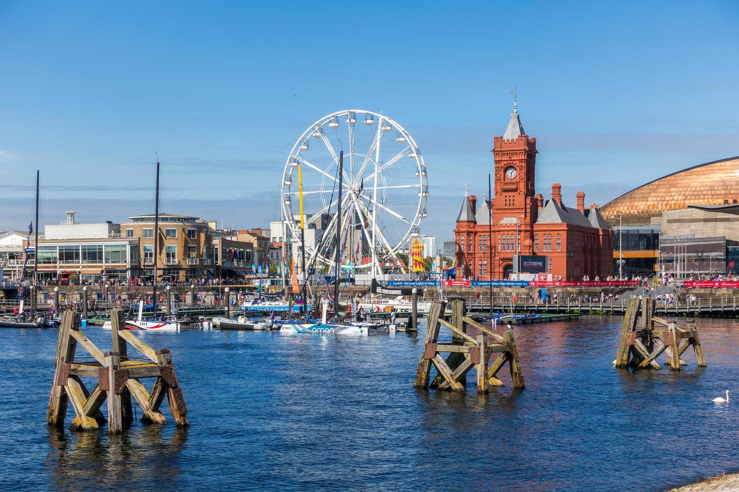 Cardiff, Royaume-Uni, 2019. grande roue et pierhead building photo