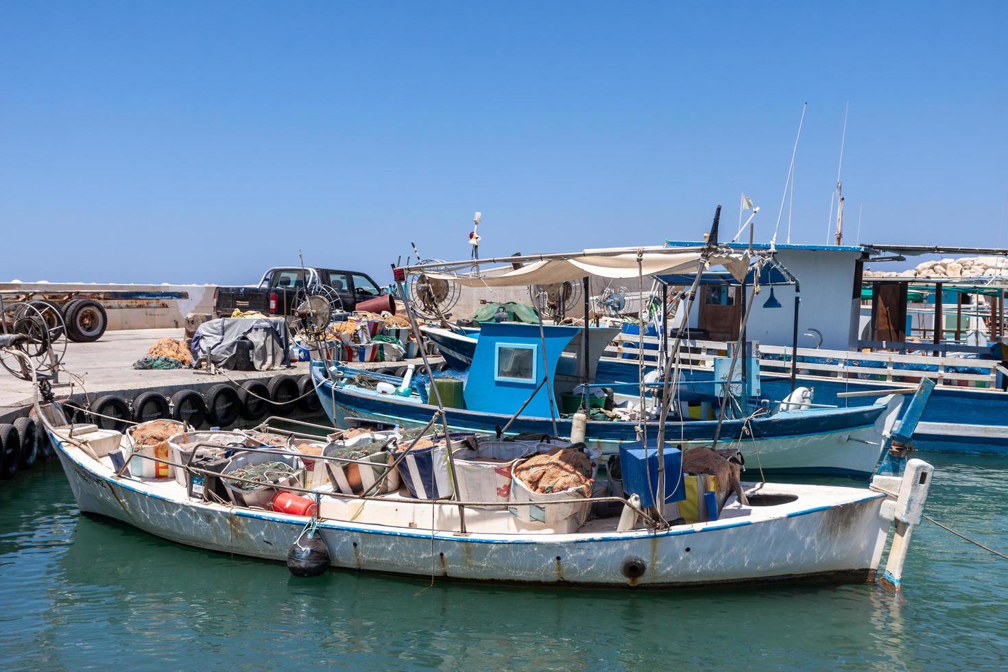 Latchi, Chypre, Grèce, 2009. bateau de pêche dans le port photo