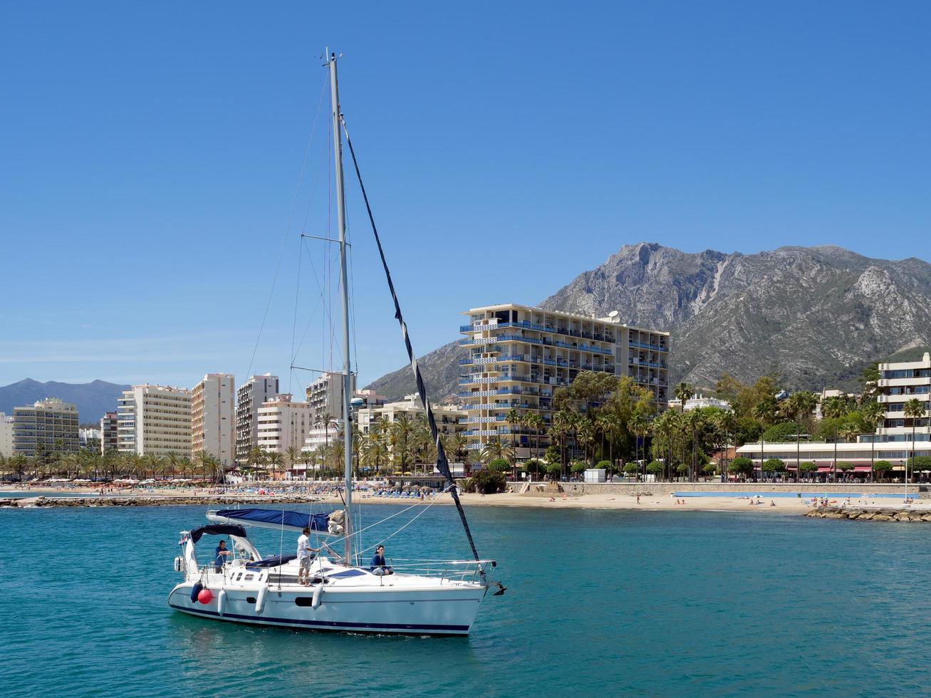 marbella, andalousie, espagne, 2014. yacht naviguant dans la marina photo