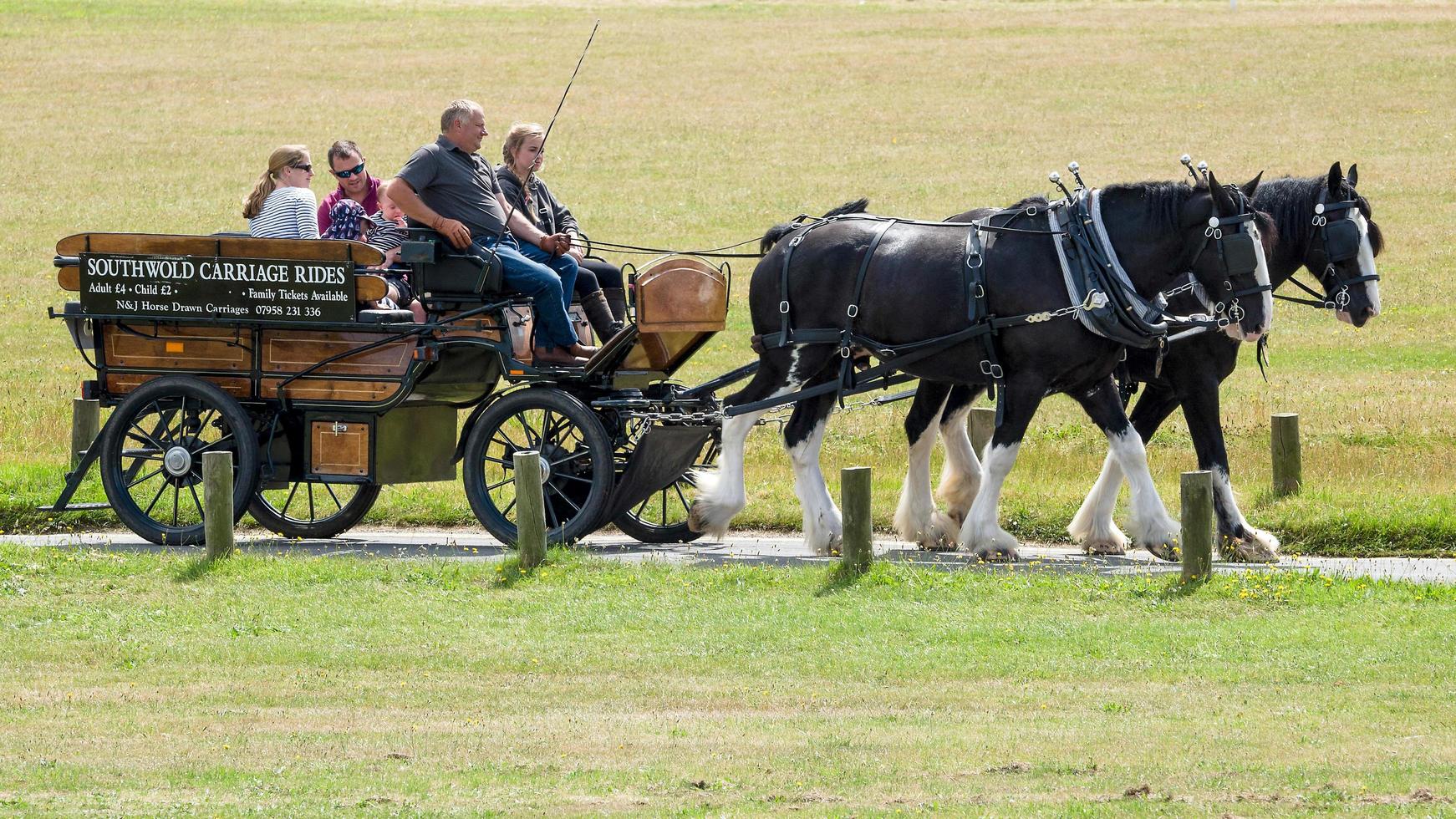 Southwold, Suffolk, UK, 2016. Les personnes bénéficiant d'une balade en calèche photo