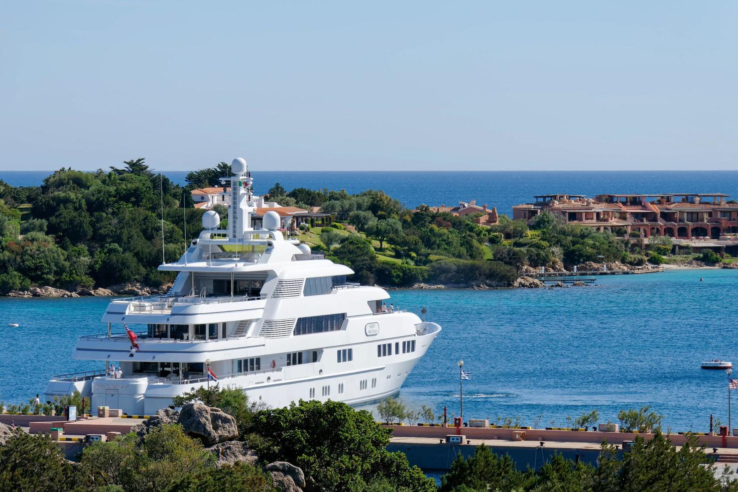 porto cervo, sardaigne, italie, 2015. yacht de luxe dans la baie photo