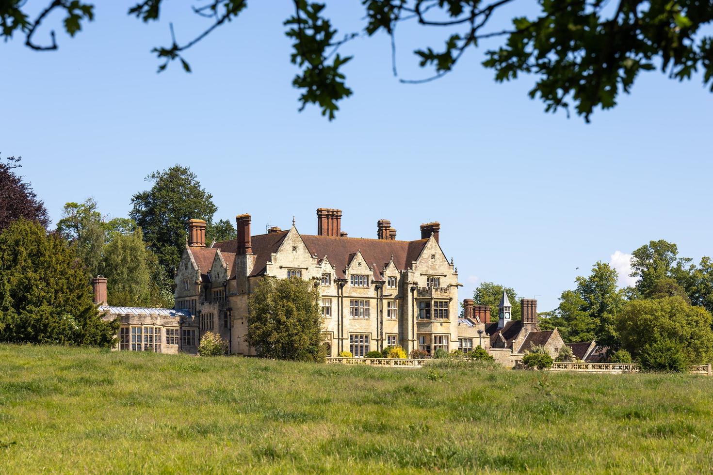 balcombe, west sussex, royaume-uni, 2020. vue sur balcombe place un bâtiment classé grade ii photo