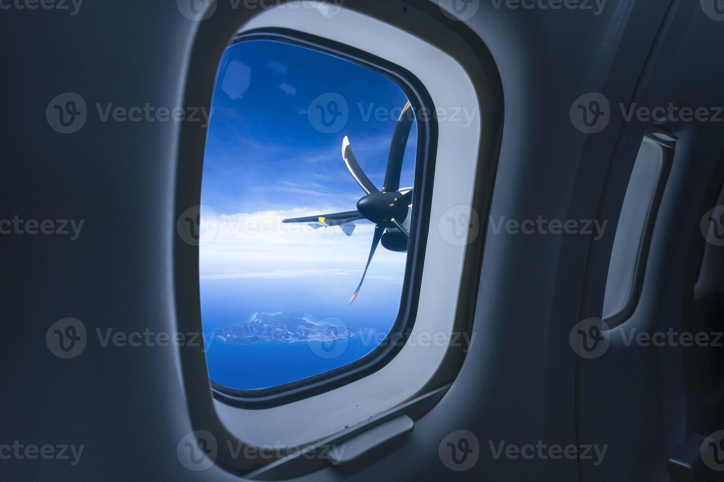 machine atr et vue sur l'île lan depuis la fenêtre de l'avion, pattaya, thaïlande. photo