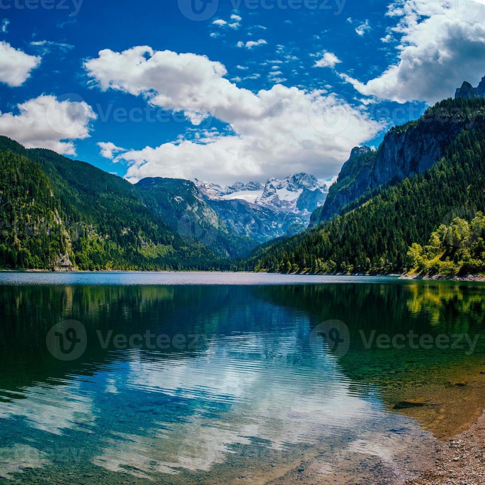 lac de montagne entre les montagnes photo