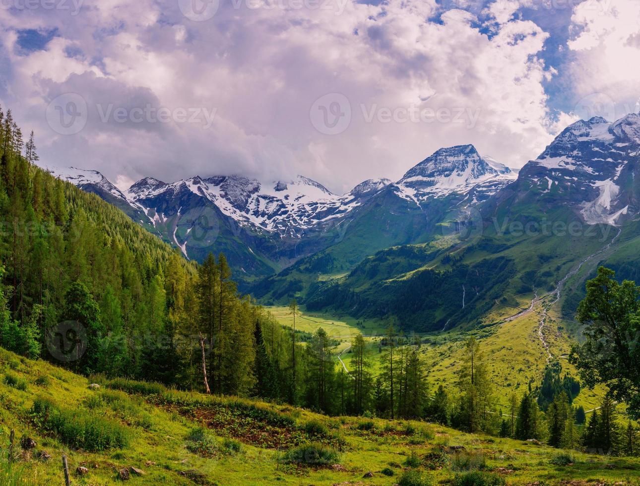 magnifique vue sur les alpes photo