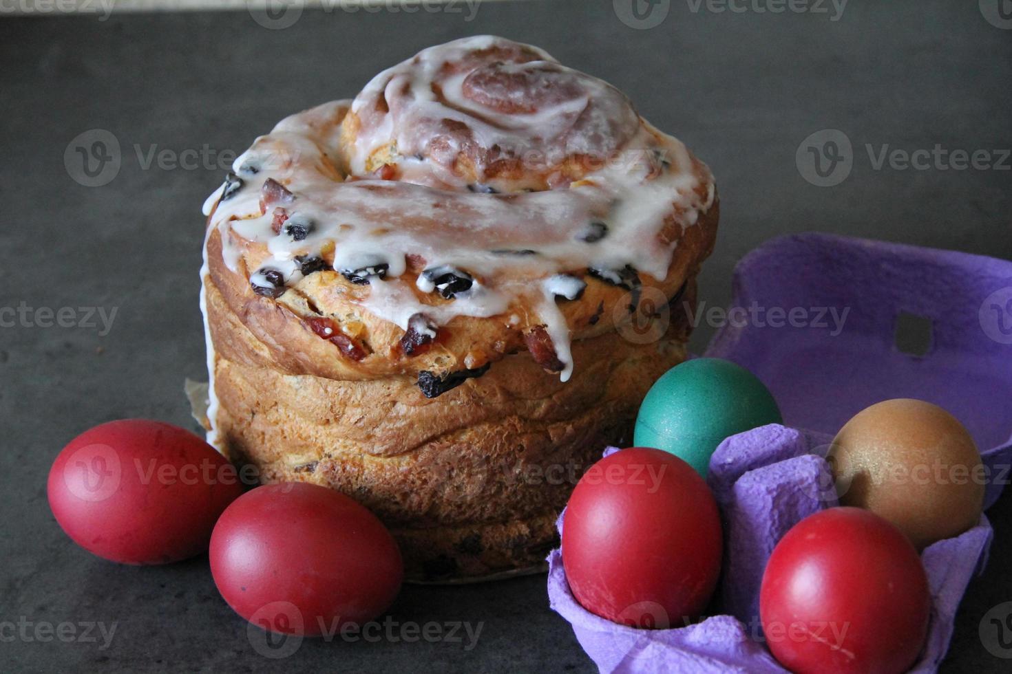 gâteau de Paques. oeufs colorés. Pâques. kraffin photo