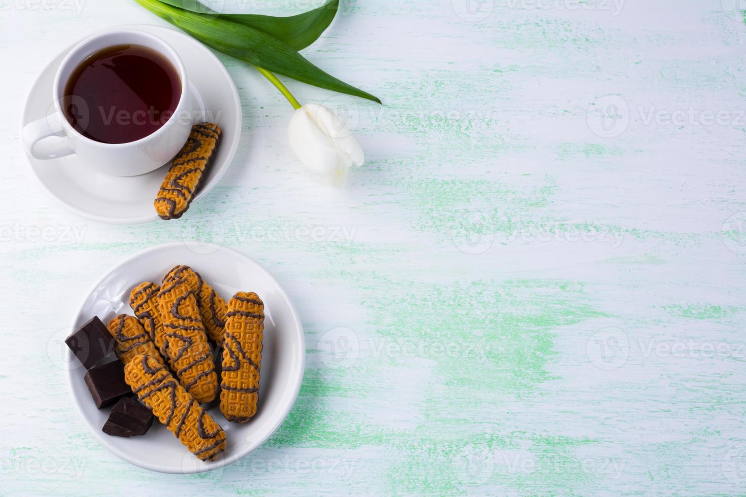 biscuits au chocolat et tasse de thé photo