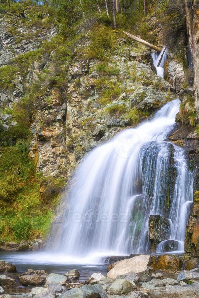 cascade à couper le souffle dans les montagnes photo