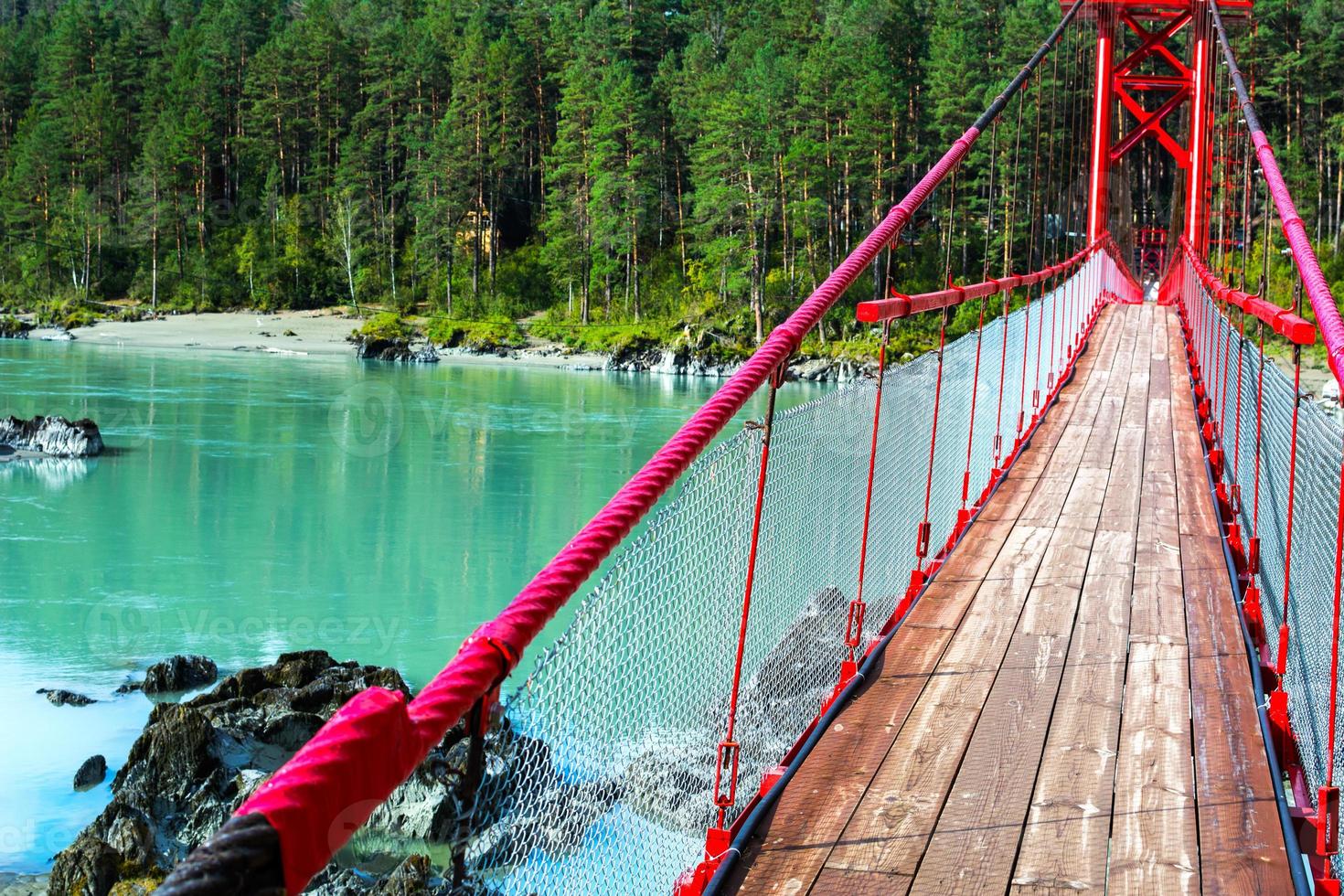 pont sur la rivière turquoise photo