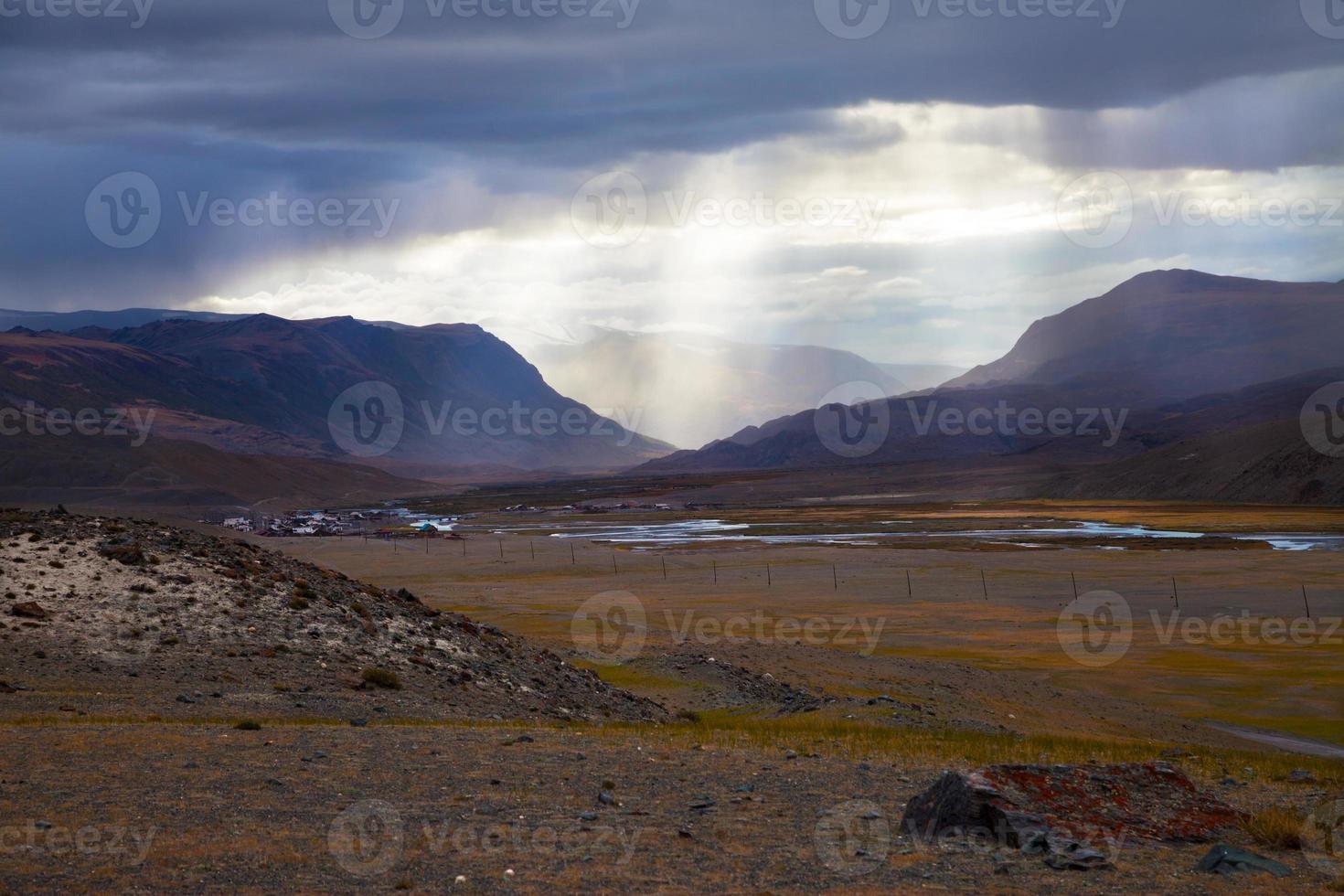 paysage de prairie de steppe avec des rayons de soleil photo