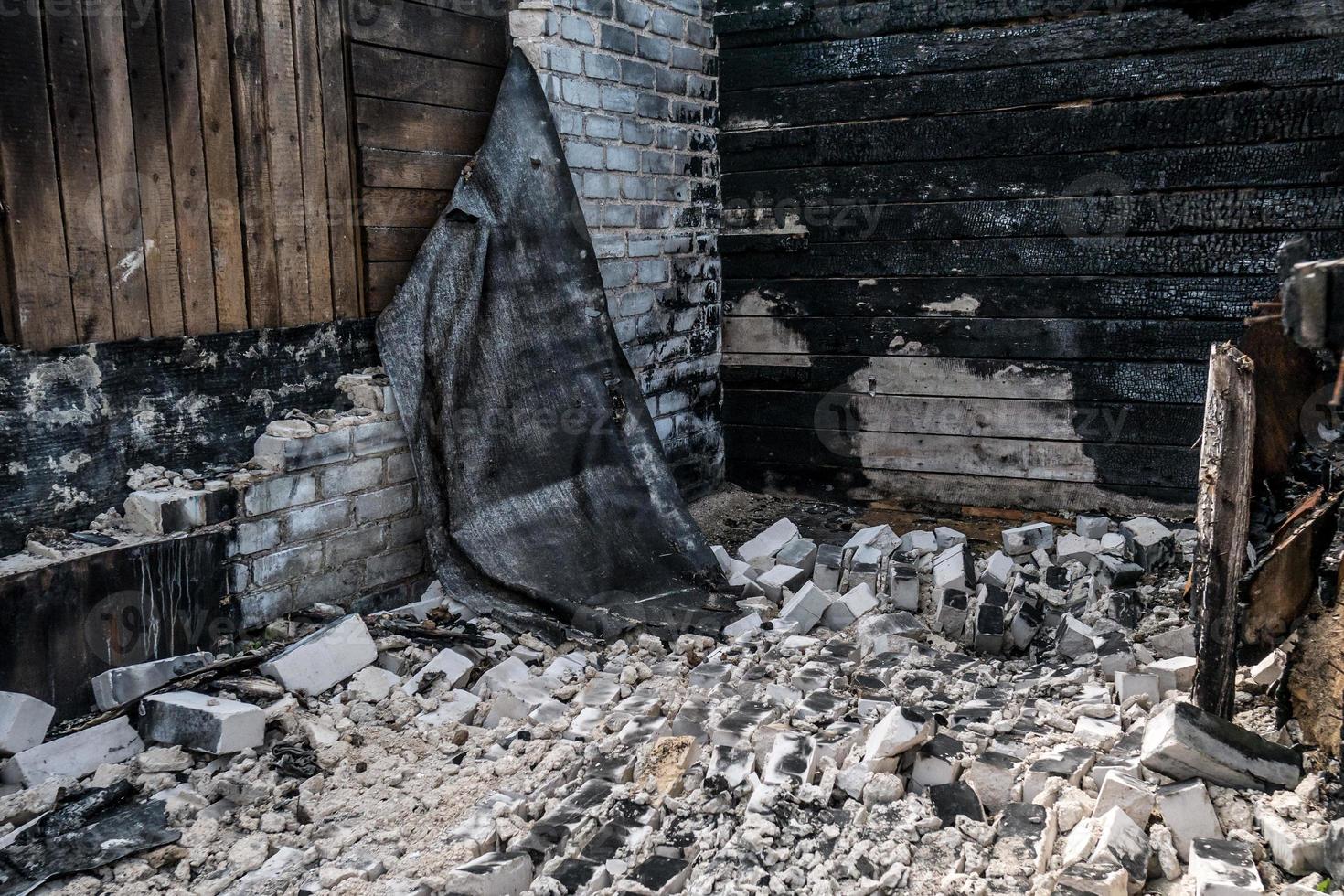 les restes de la maison incendiée. murs brûlés photo