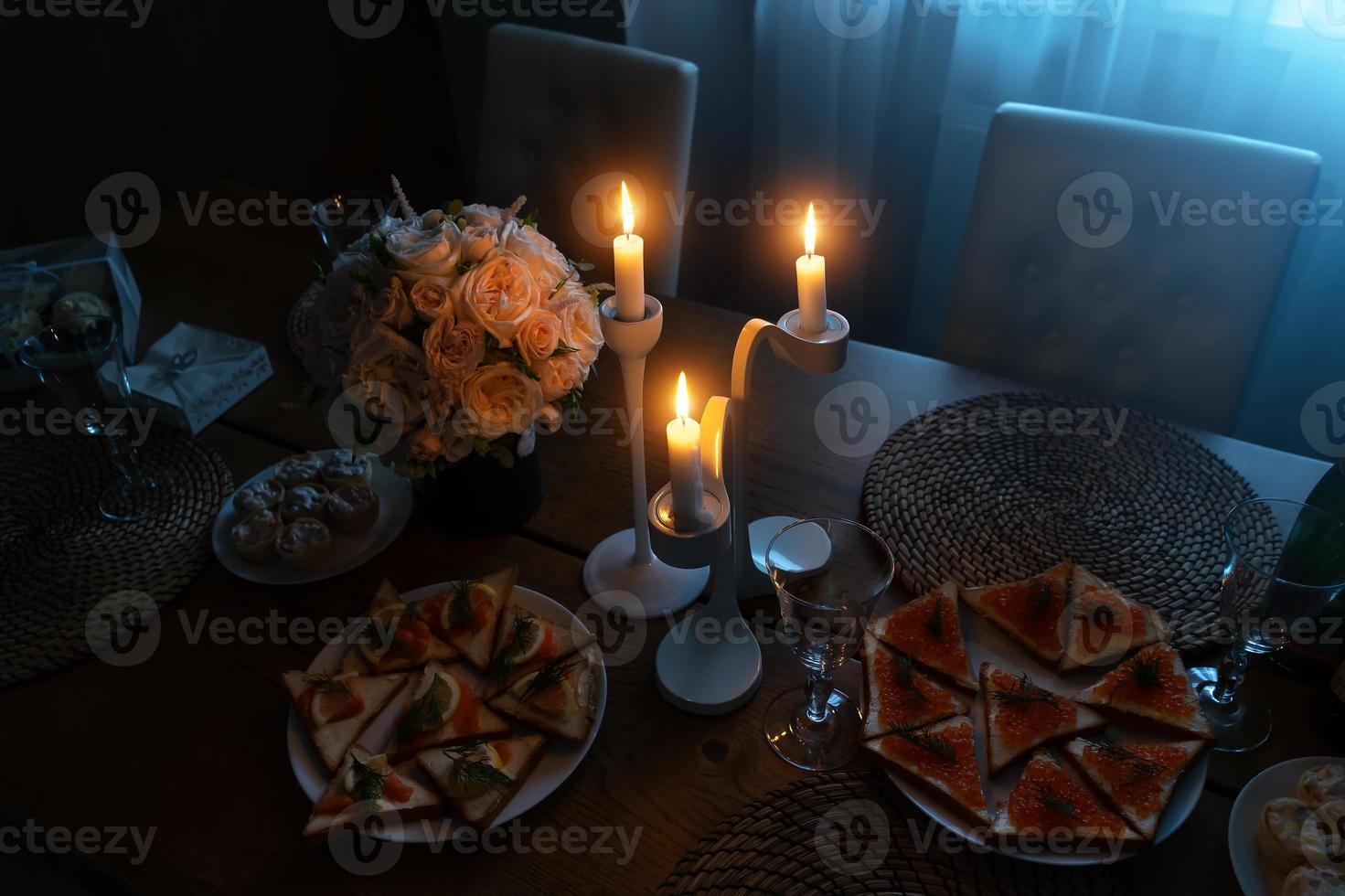 une table dressée avec des bougies allumées, un dîner romantique photo