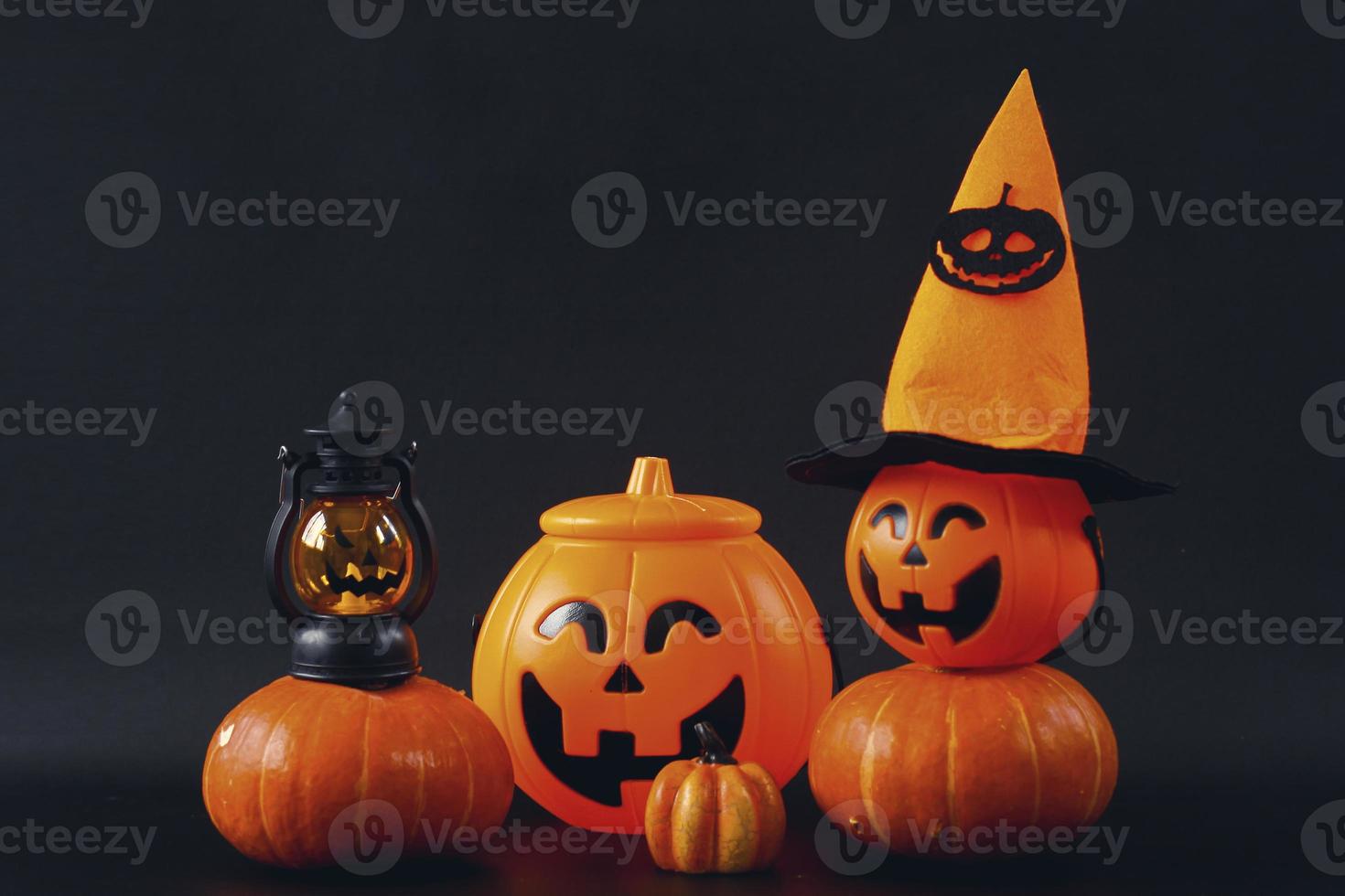 diverses décorations d'halloween mignonnes sur fond noir photo