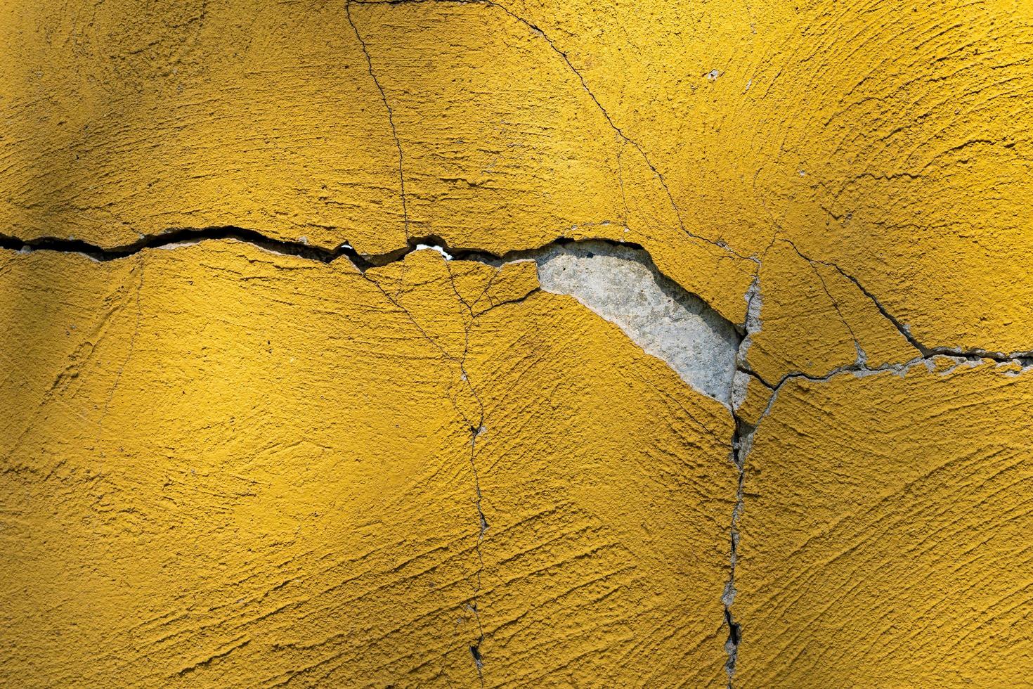 fond de texture de mur de plâtre jaune fissuré photo