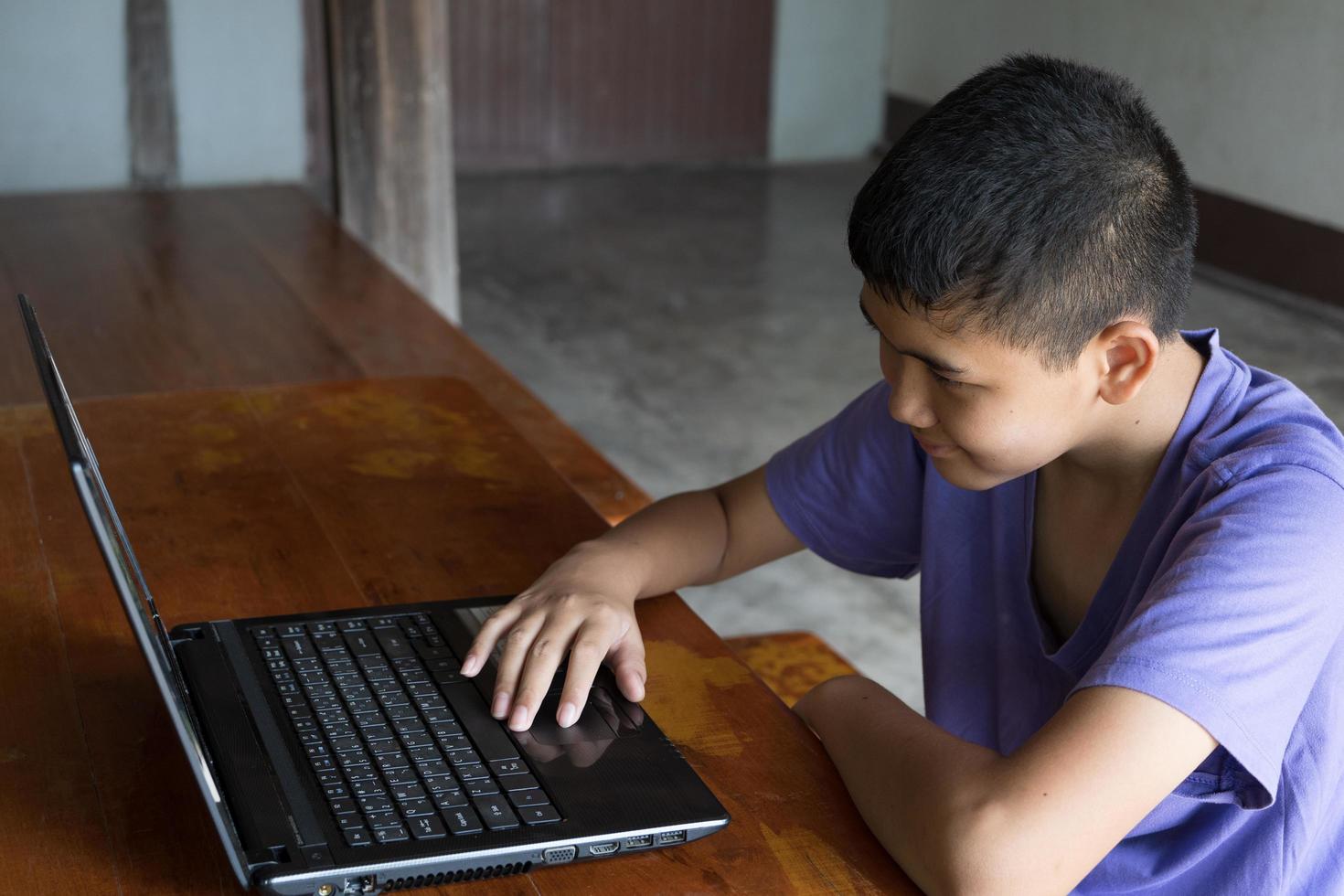 le garçon a l'intention d'étudier en ligne dans les provinces. photo