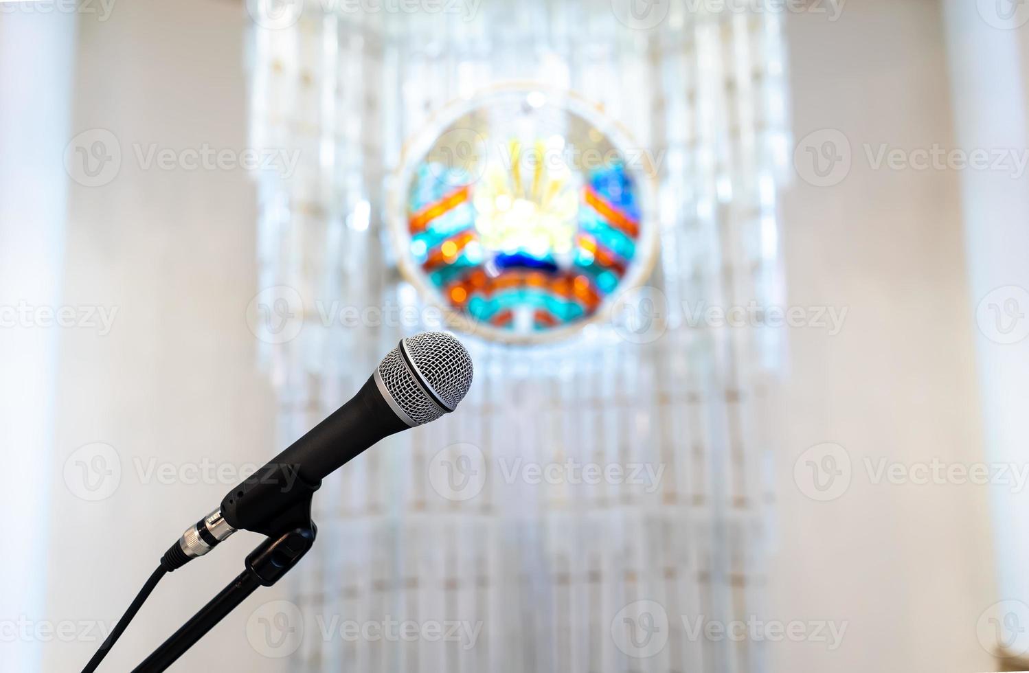 tribune avec un microphone sur le fond des armoiries biélorusses floues. photo