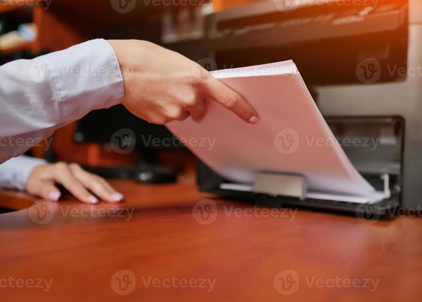 femme d'affaires travaillant avec une imprimante au bureau photo