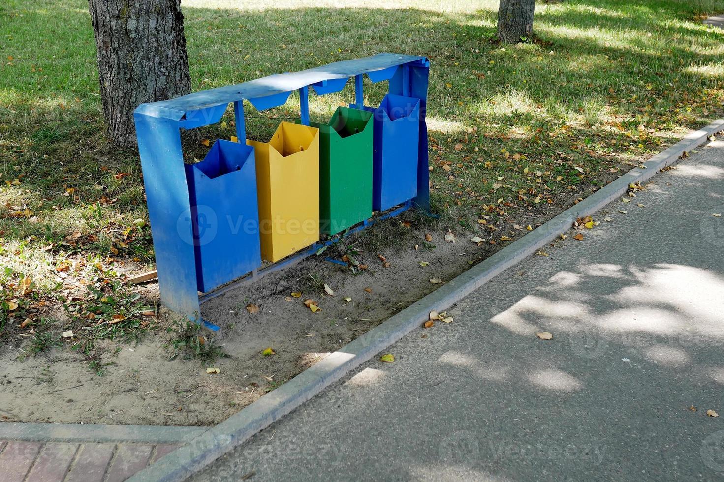 conteneurs multicolores pour la collecte séparée des déchets photo