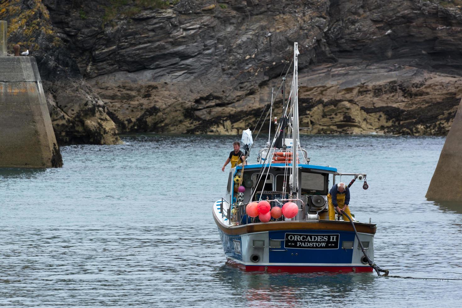 Port Isaac, Cornwall, UK, 2013. bateau de pêche dans le port photo