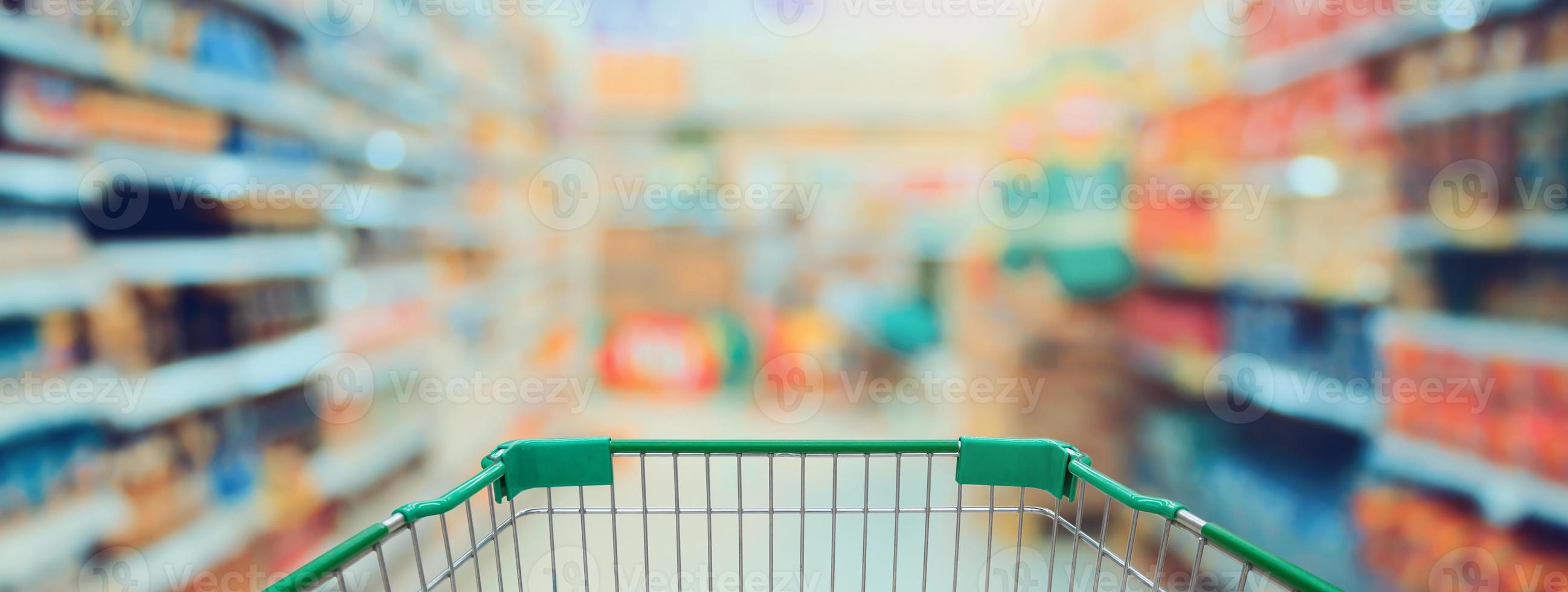 shopping au supermarché avec panier photo