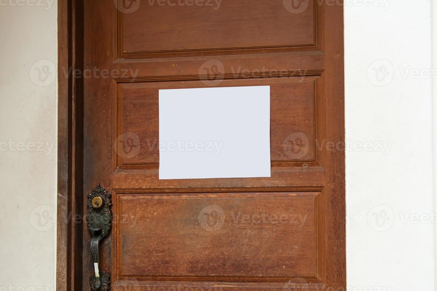 note sur la porte en bois photo