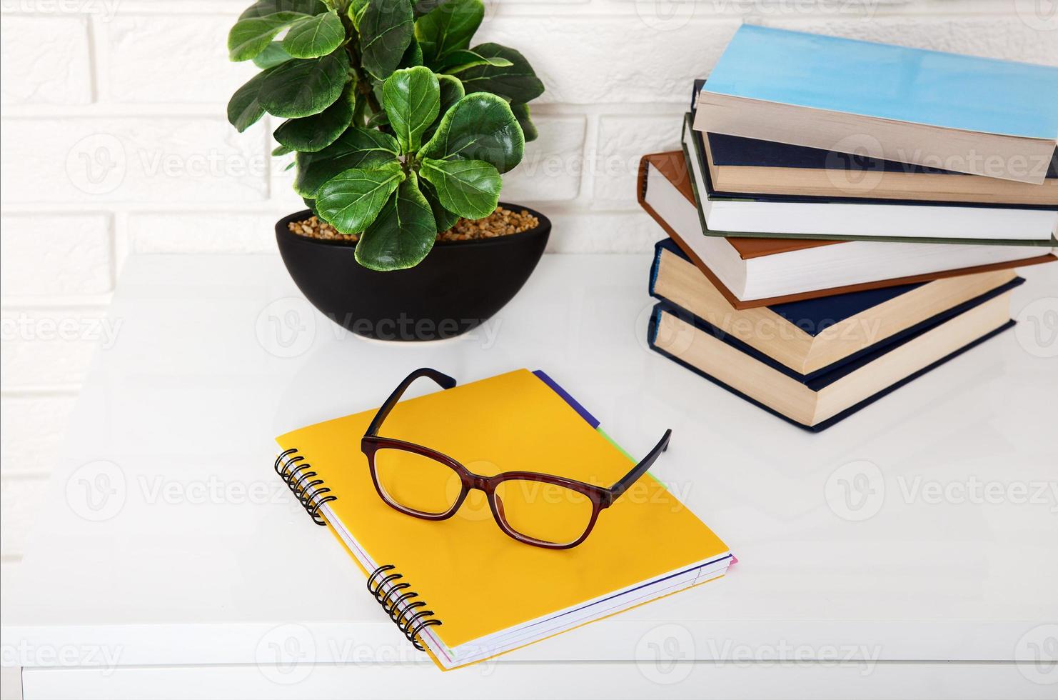 accessoires de travail et d'éducation sur tableau blanc. mise au point sélective et espace de copie. concept d'école de commerce photo