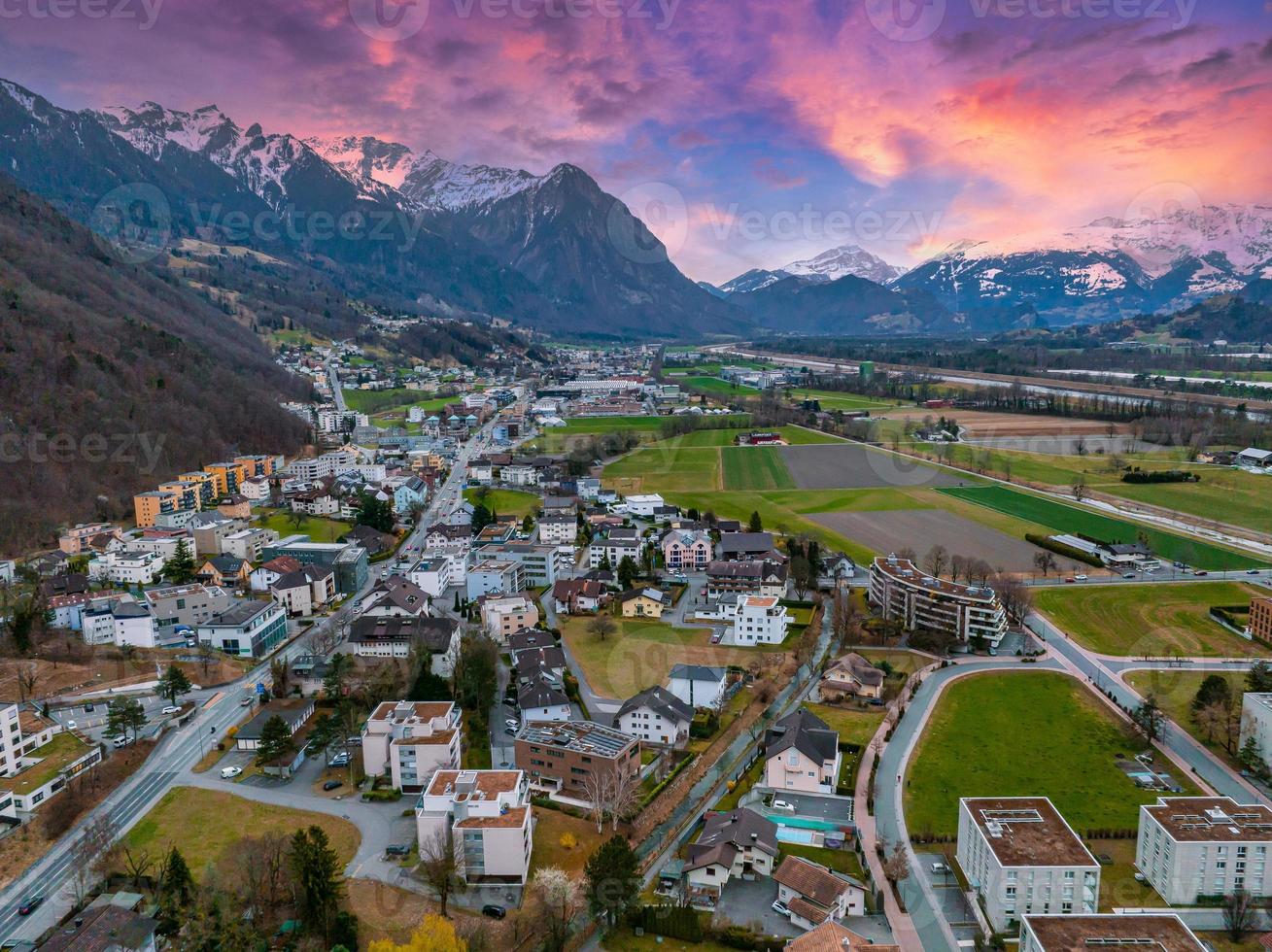 vue aérienne de vaduz, la capitale du liechtenstein photo