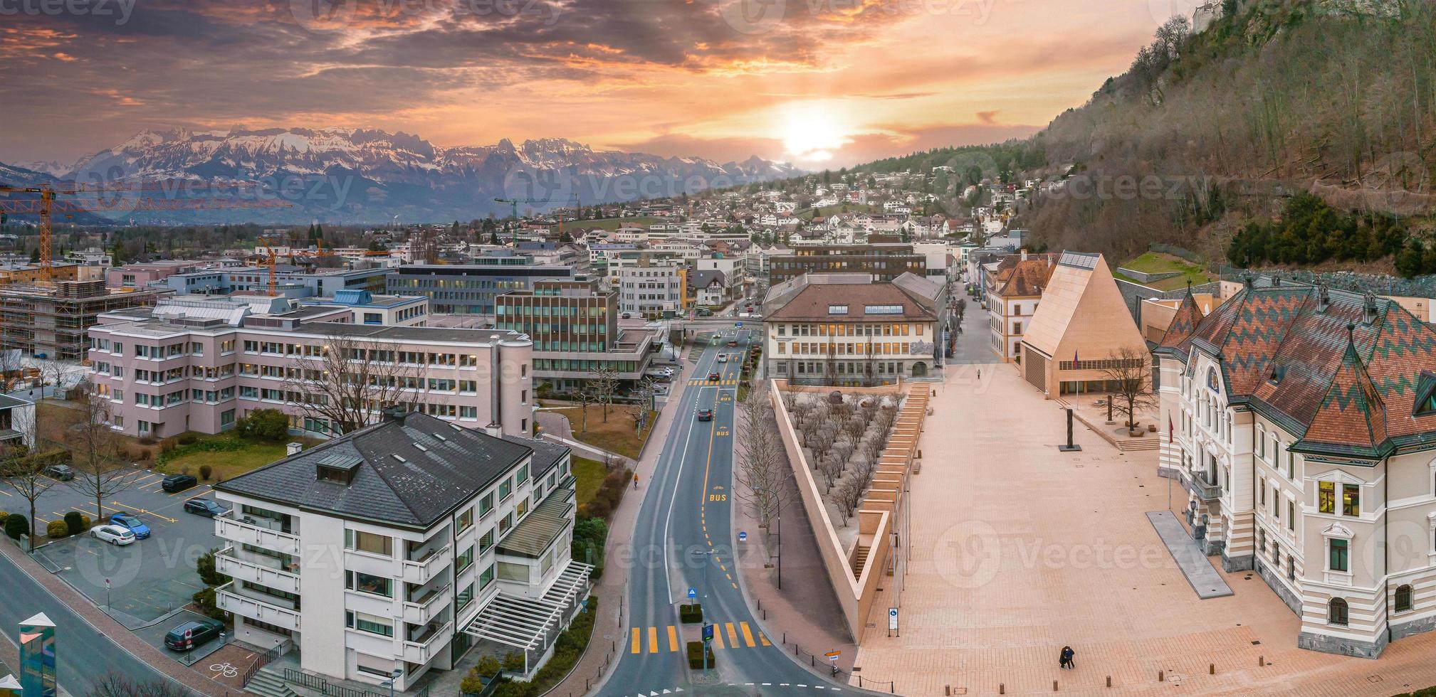 vue aérienne de vaduz, la capitale du liechtenstein photo