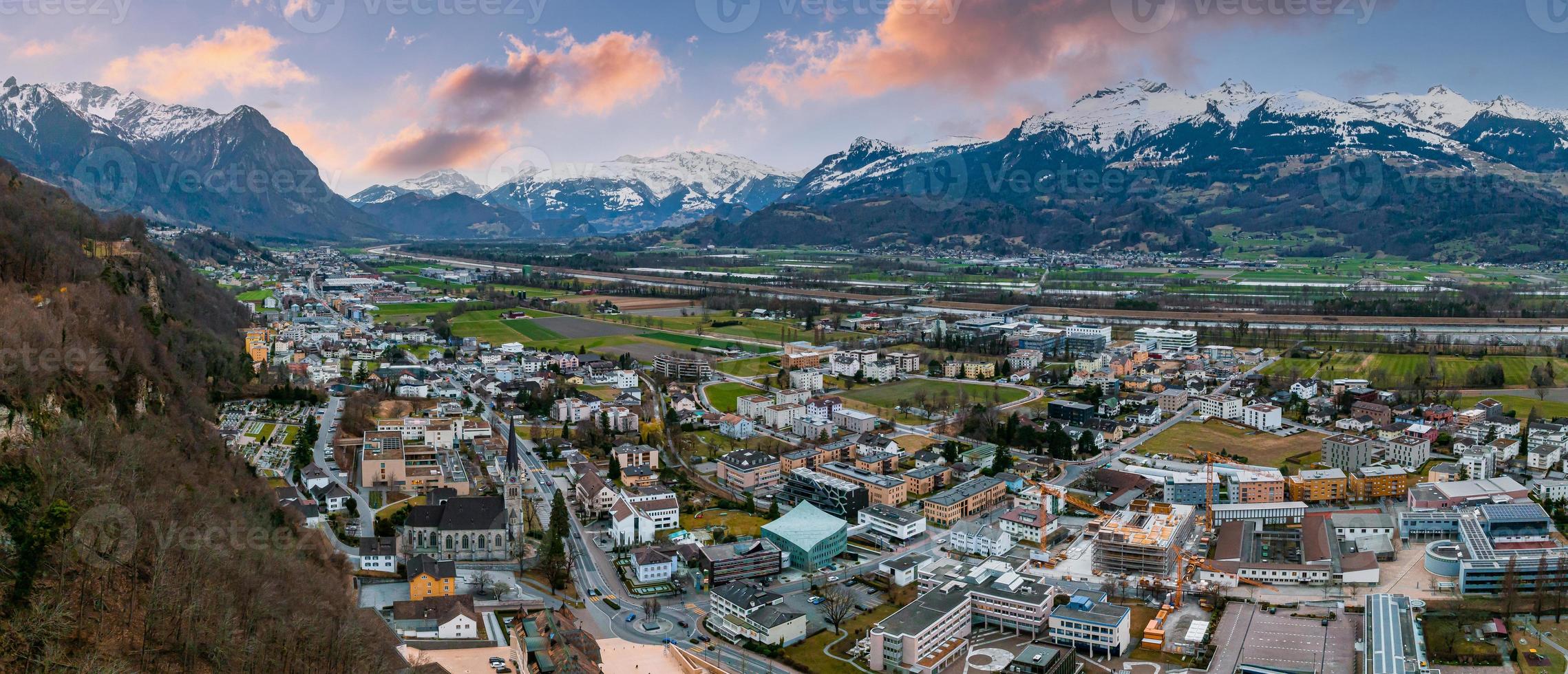 vue aérienne de vaduz, la capitale du liechtenstein photo