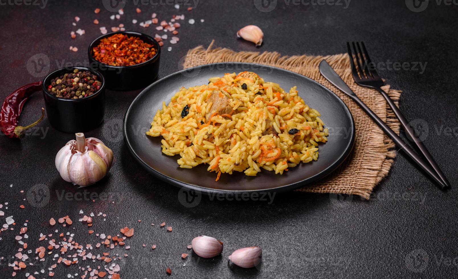 pilaf ou pilaf au poulet, plat chaud traditionnel ouzbek de riz bouilli, viande de poulet, légumes et épices photo