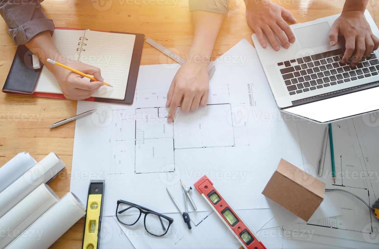 mains d'architecte ou d'ingénieur à l'aide d'une boussole de dessin avec plan sur le bureau au bureau.équipe d'ingénieurs architectes discutant et vérifiant les documents et le flux de travail d'entreprise.concept de construction. photo