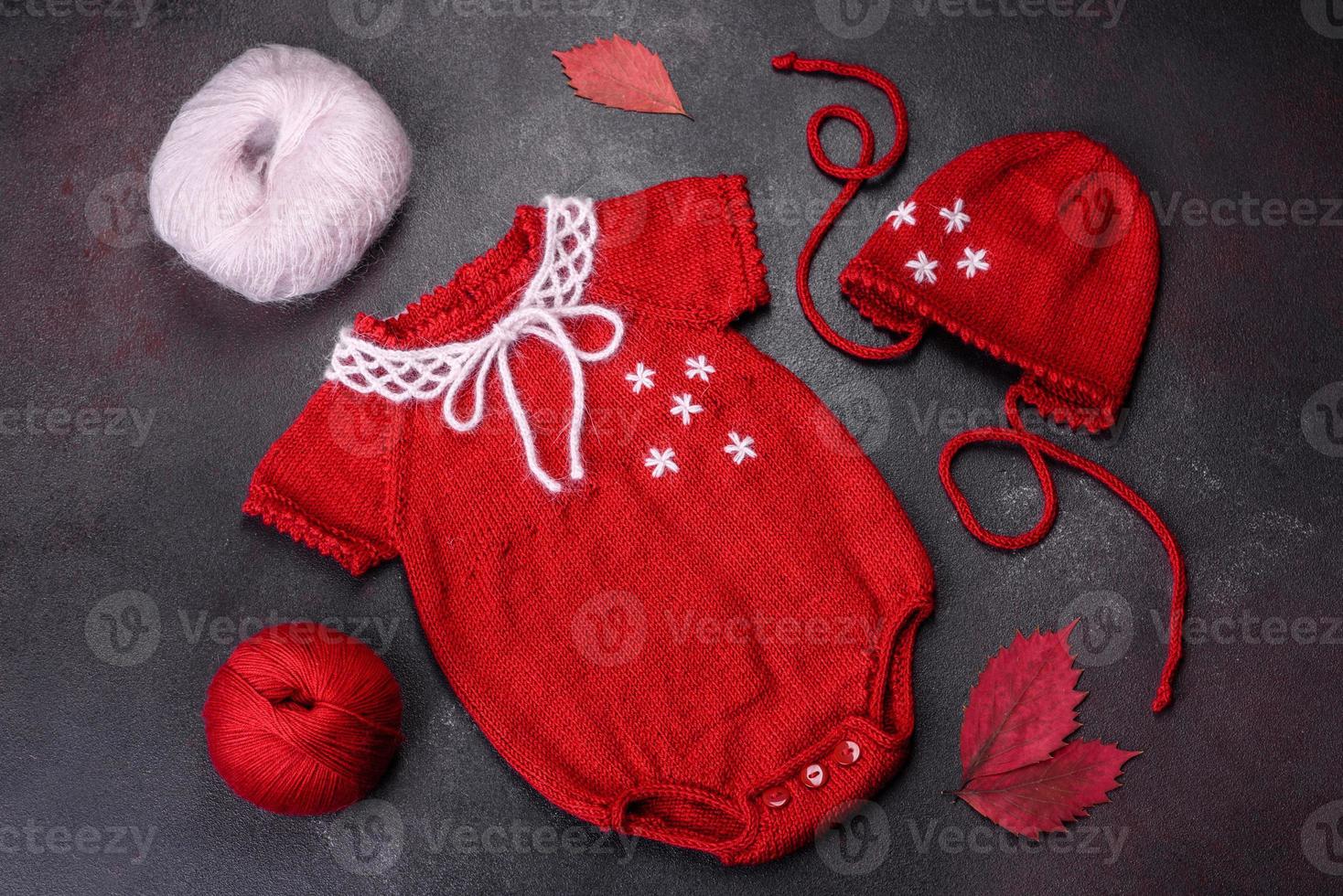 vêtements pour un nouveau-né tricotés à partir de fils rouges photo