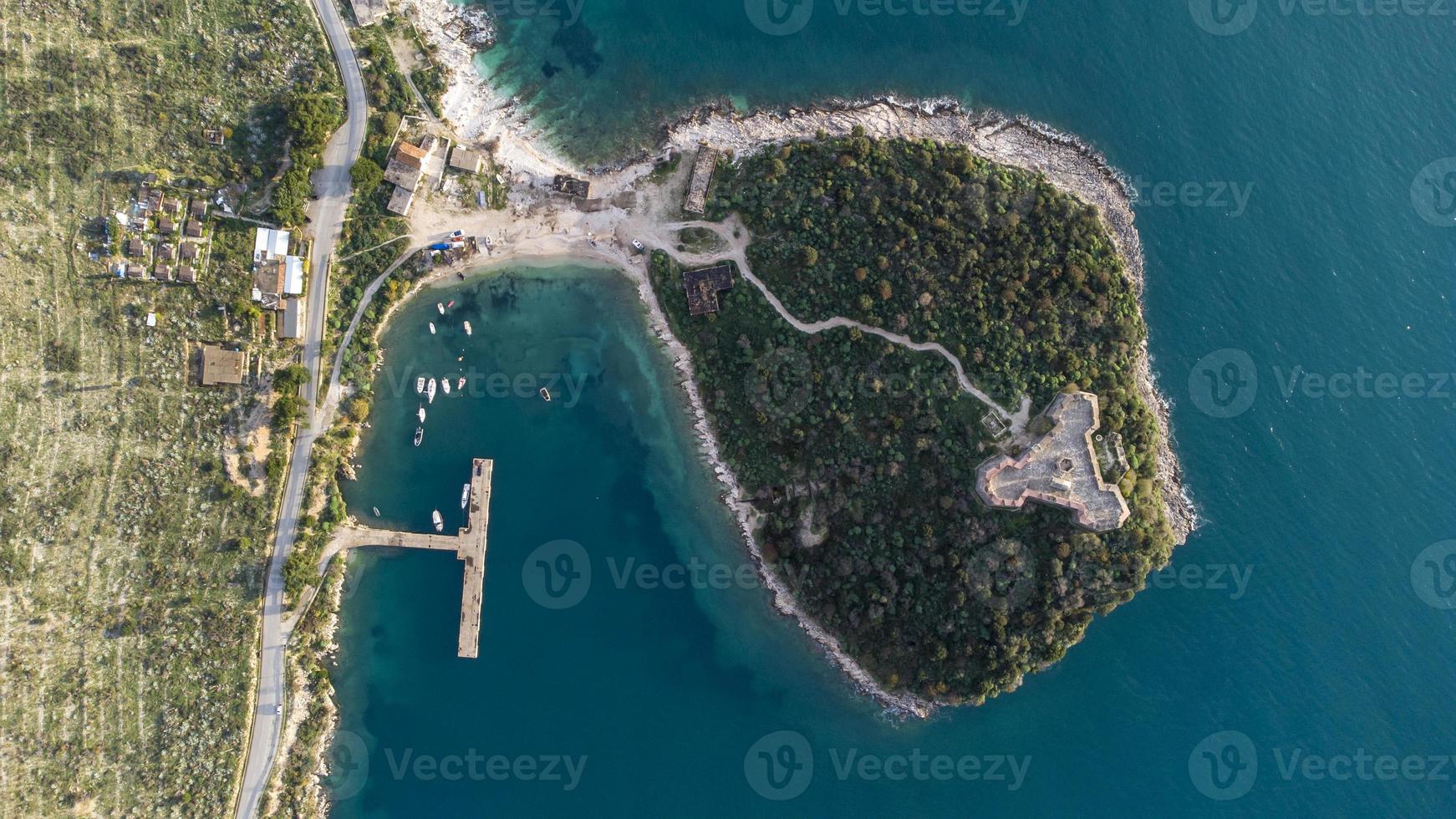 vue aérienne par drone d'une belle demi-île au milieu du lac avec une forteresse. belles couleurs dans l'eau et paysage incroyable. parcourir le monde et trouver les merveilles. les vacances arrivent. photo