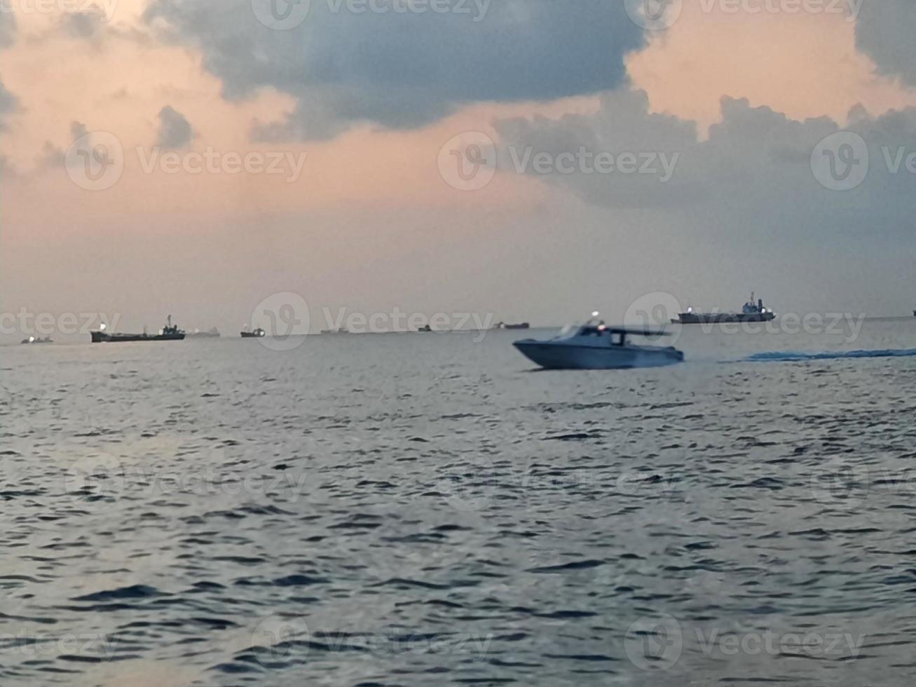 beau coucher de soleil sur la plage de male, maldives photo