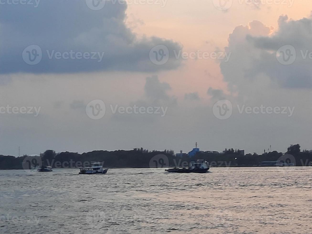 beau coucher de soleil sur la plage de male, maldives photo