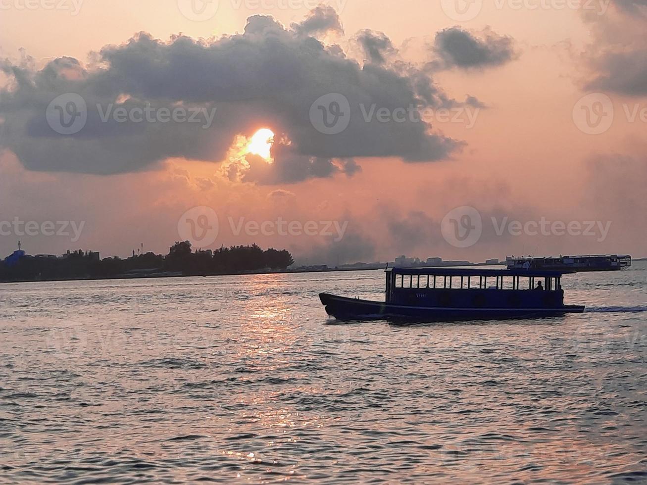 beau coucher de soleil sur la plage de male, maldives photo
