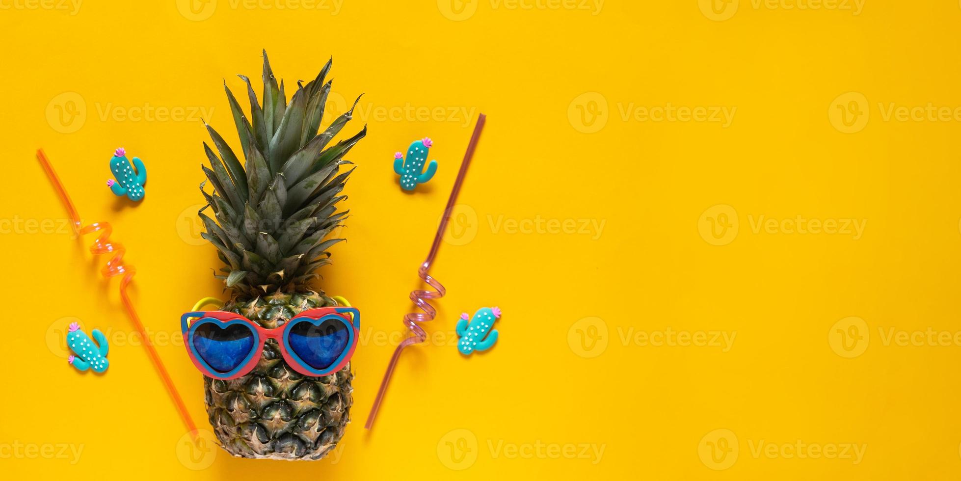 un ananas intelligent dans des lunettes de soleil. concept minimal, ananas tropical d'été. photo