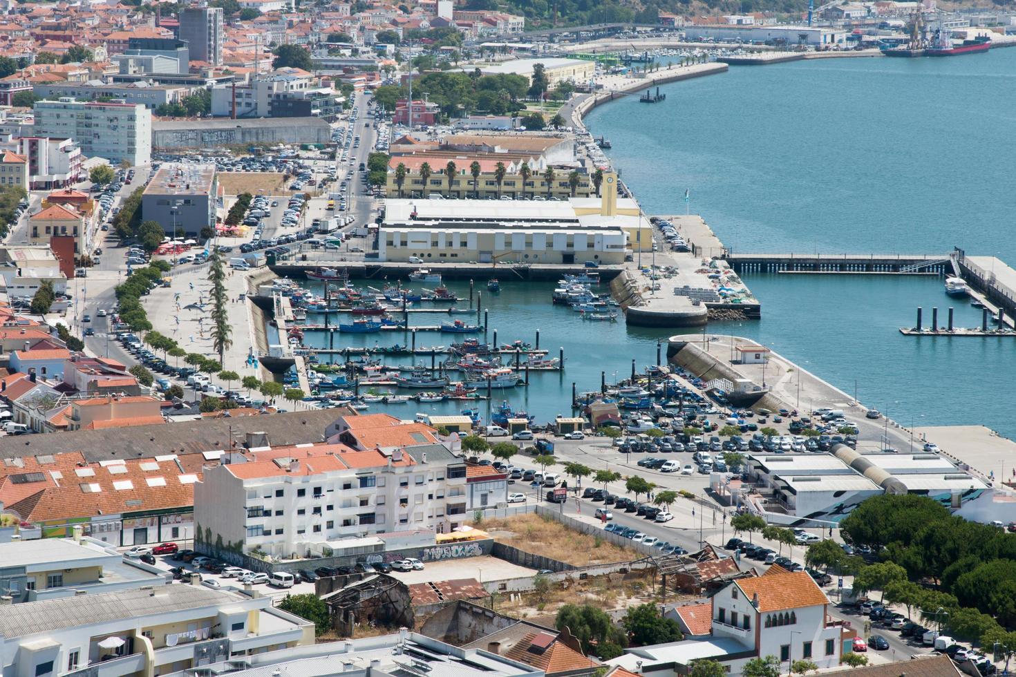belle vue aérienne du port de setubal et de la vieille ville depuis la forteresse de saint philip. le Portugal photo