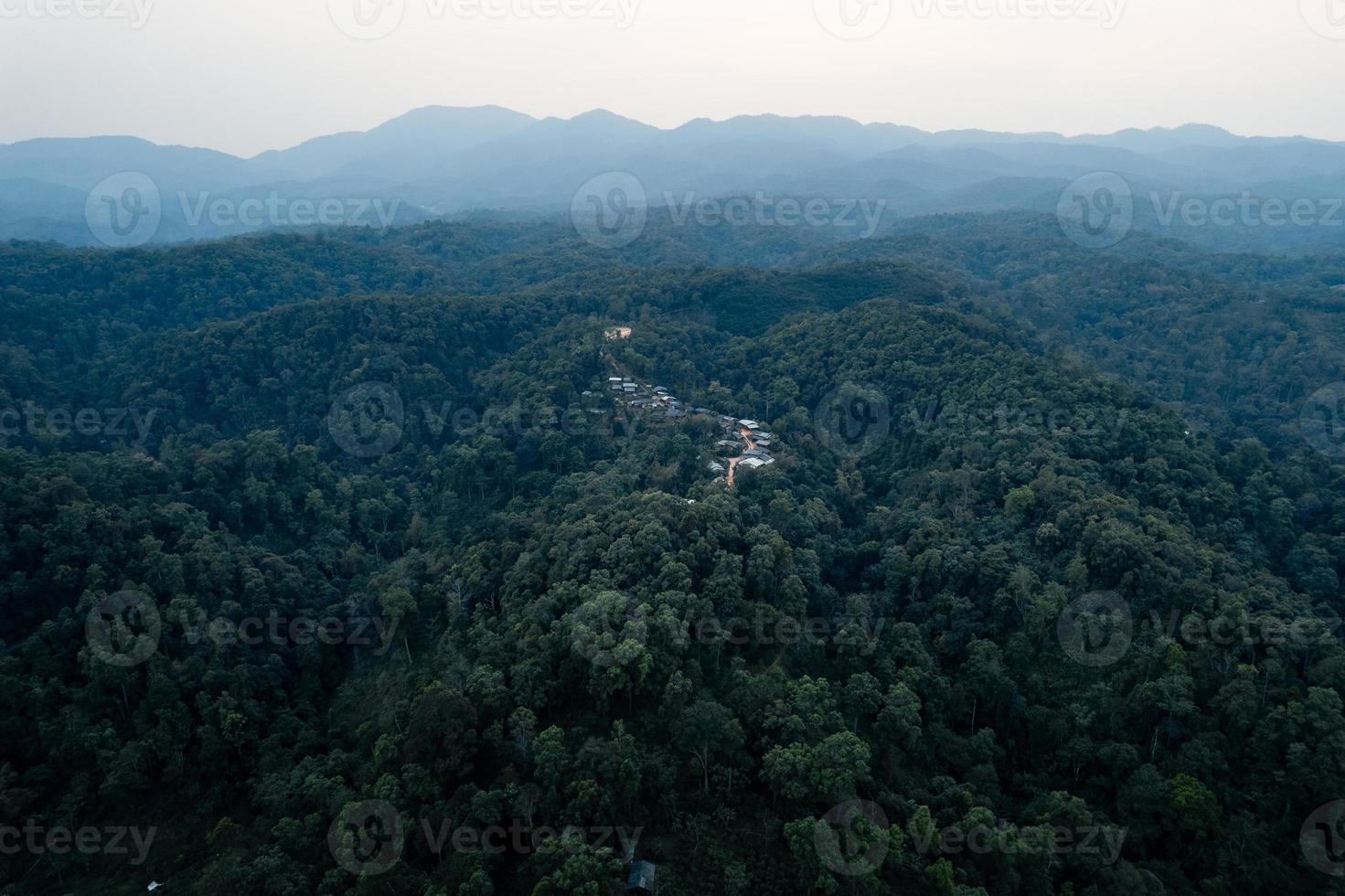 paysage, paysage d'été sur la montagne le soir photo