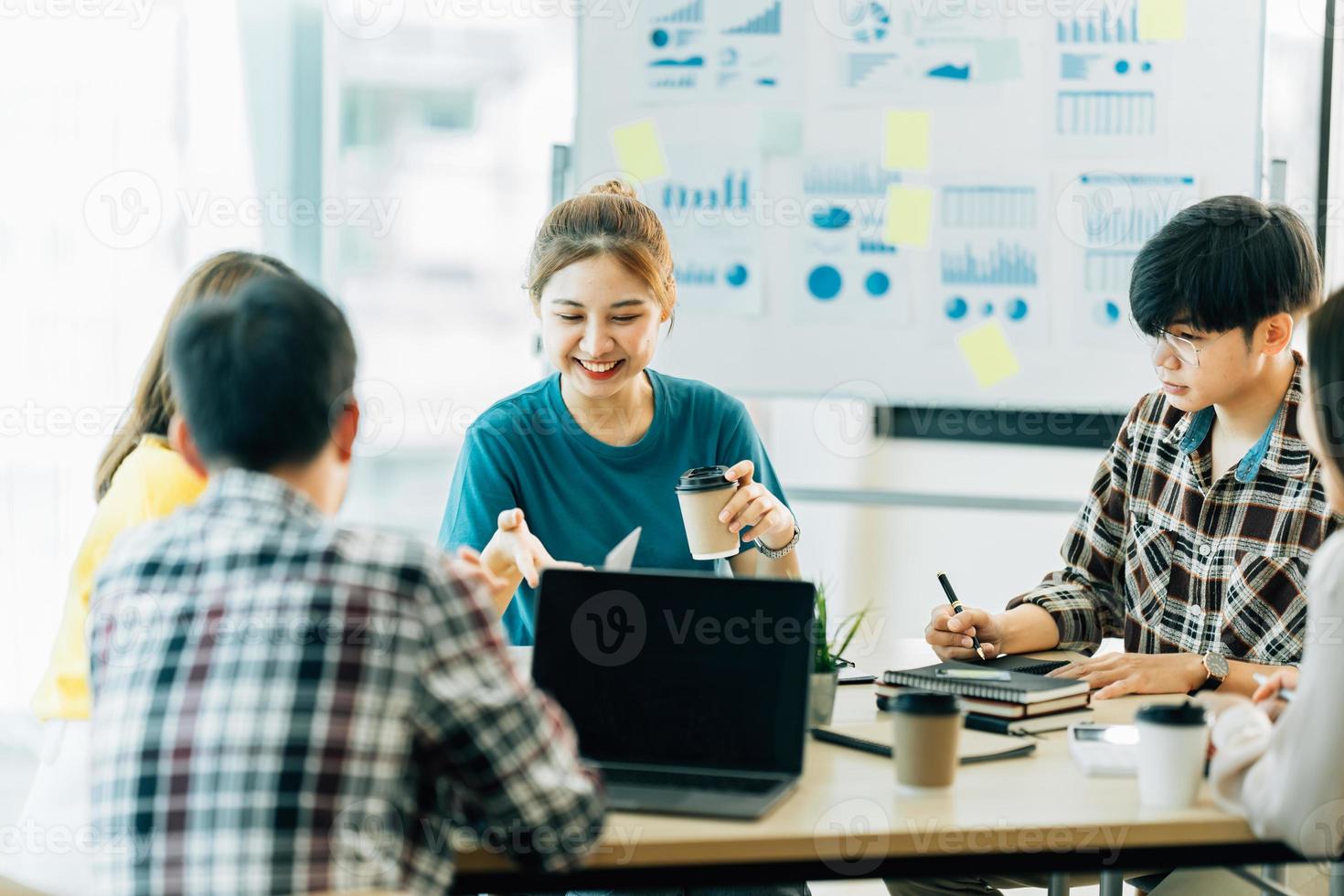 jeune femme asiatique à la tête de l'équipe créative d'entreprise dans le projet de conception de logiciels d'application mobile. réunion de remue-méninges, travailler ensemble, technologie internet, pouvoir des filles, concept de travail d'équipe de collègue de bureau photo