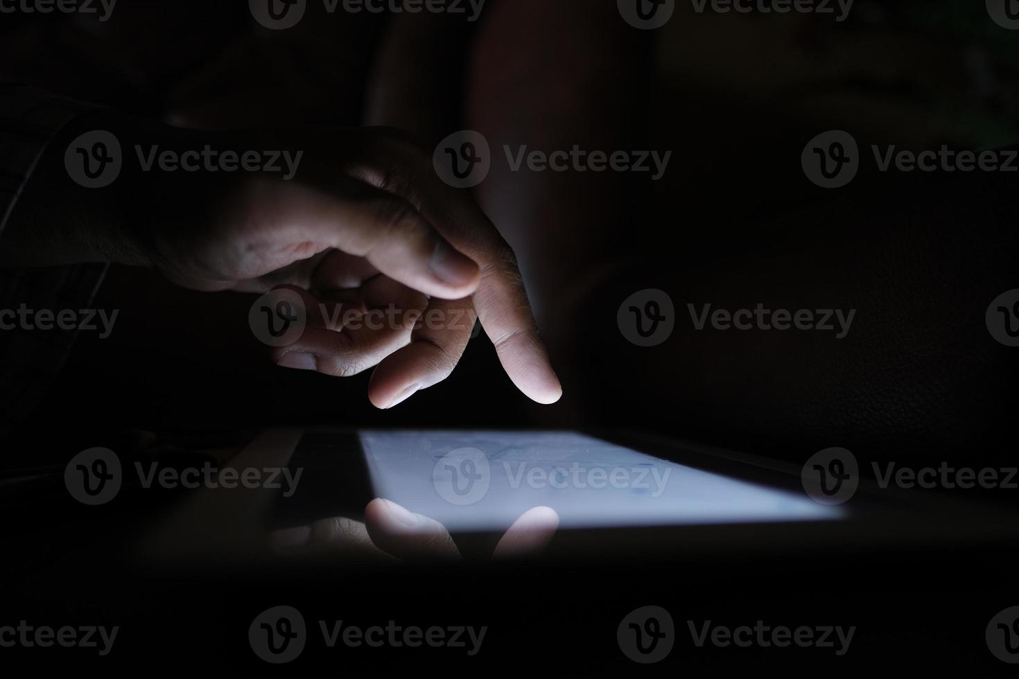 main de l'homme travaillant sur une tablette numérique au bureau, à l'aide d'un graphique créé par lui-même photo