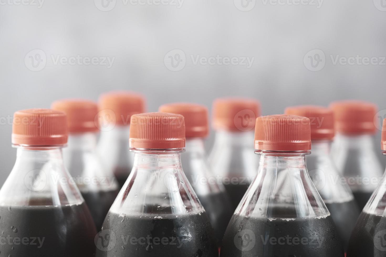 bouteilles en plastique de boisson non alcoolisée sur la table photo