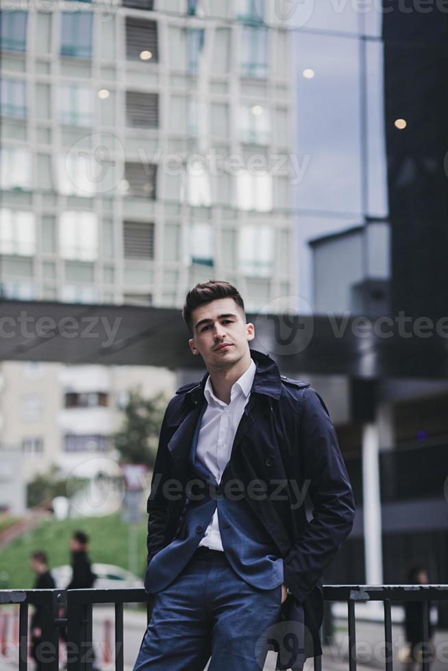 homme de mode dans la ville portant un costume élégant photo