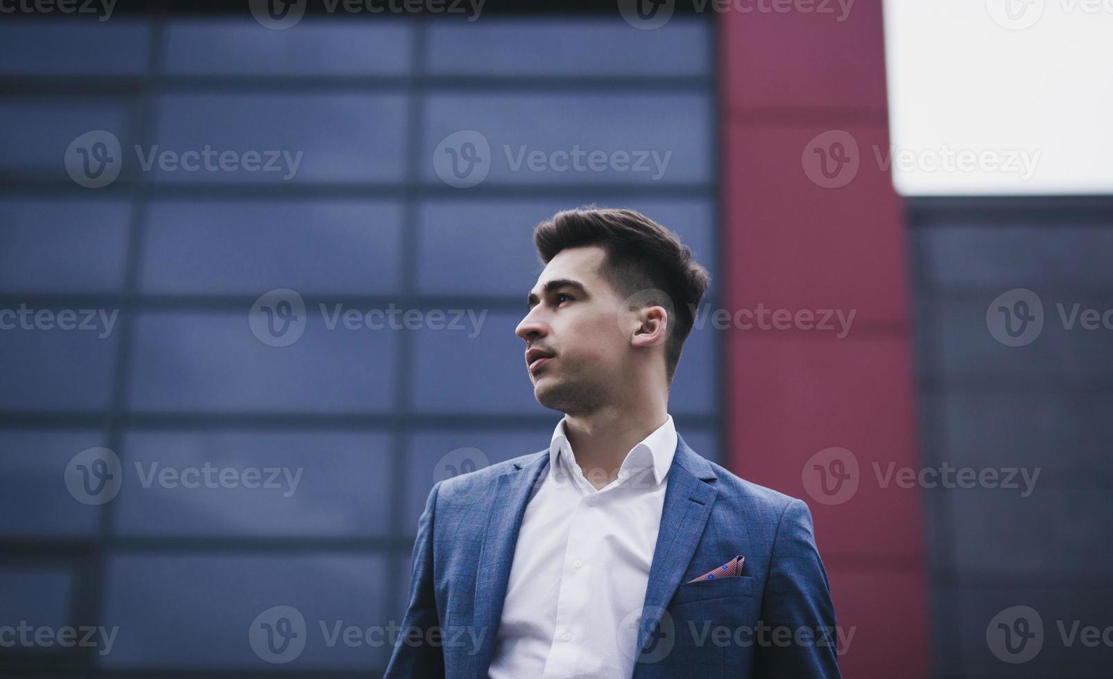 portrait de jeune homme branché en costume photo